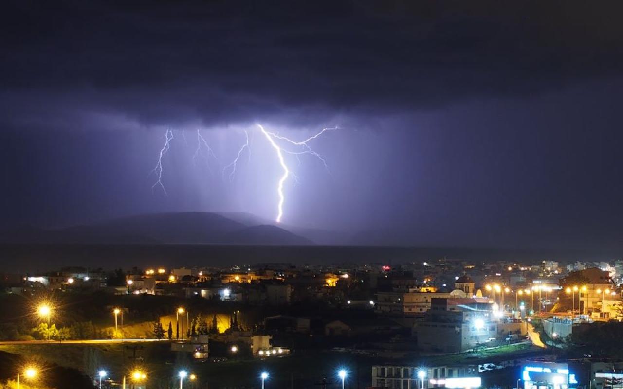 Στιγμιότυπο με κεραυνούς στο Ηράκλειο - Φωτογραφία Δημήτρης Κατεβαϊνης
