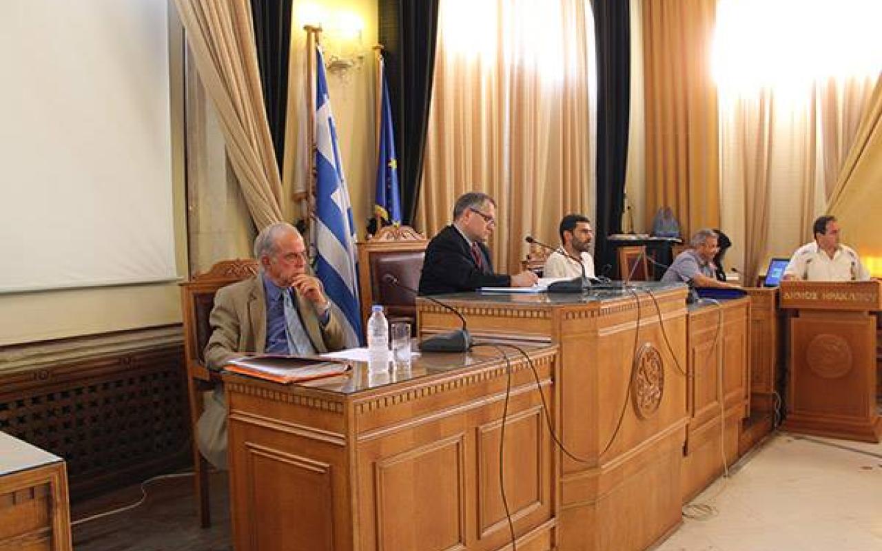 Ένταση στο δημοτικό συμβούλιο Ηρακλείου για το στικάκι με το χρέος των 700.000 ευρώ