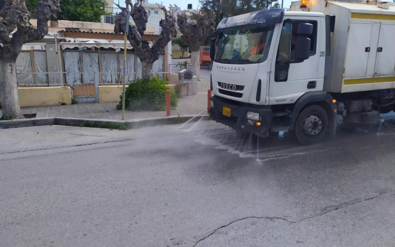 Δράση καθαριότητα από συνεργείο του δήμου Ηρακλείου.
