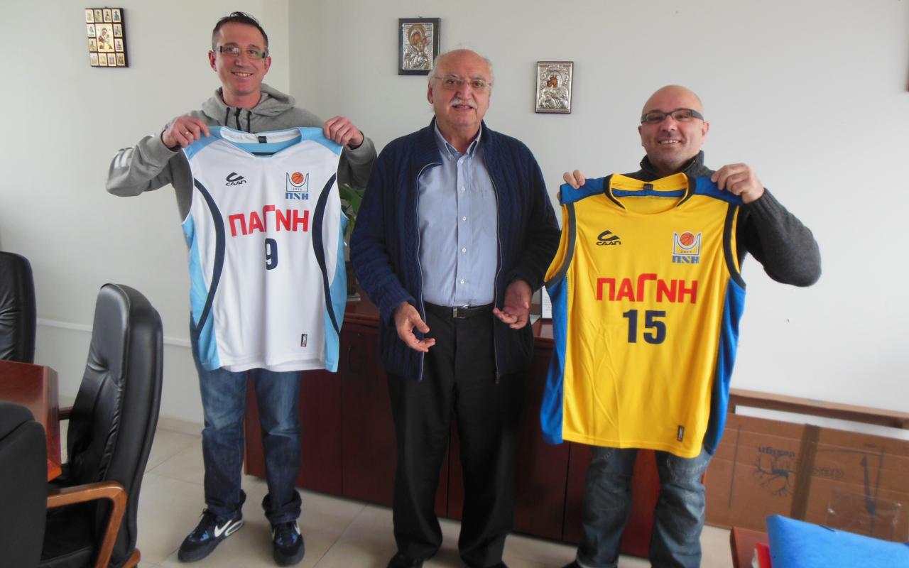 Επίσκεψη ομάδας μπάσκετ ΠΑΓΝΗ στο Διοικητή της ΥΠΕ
