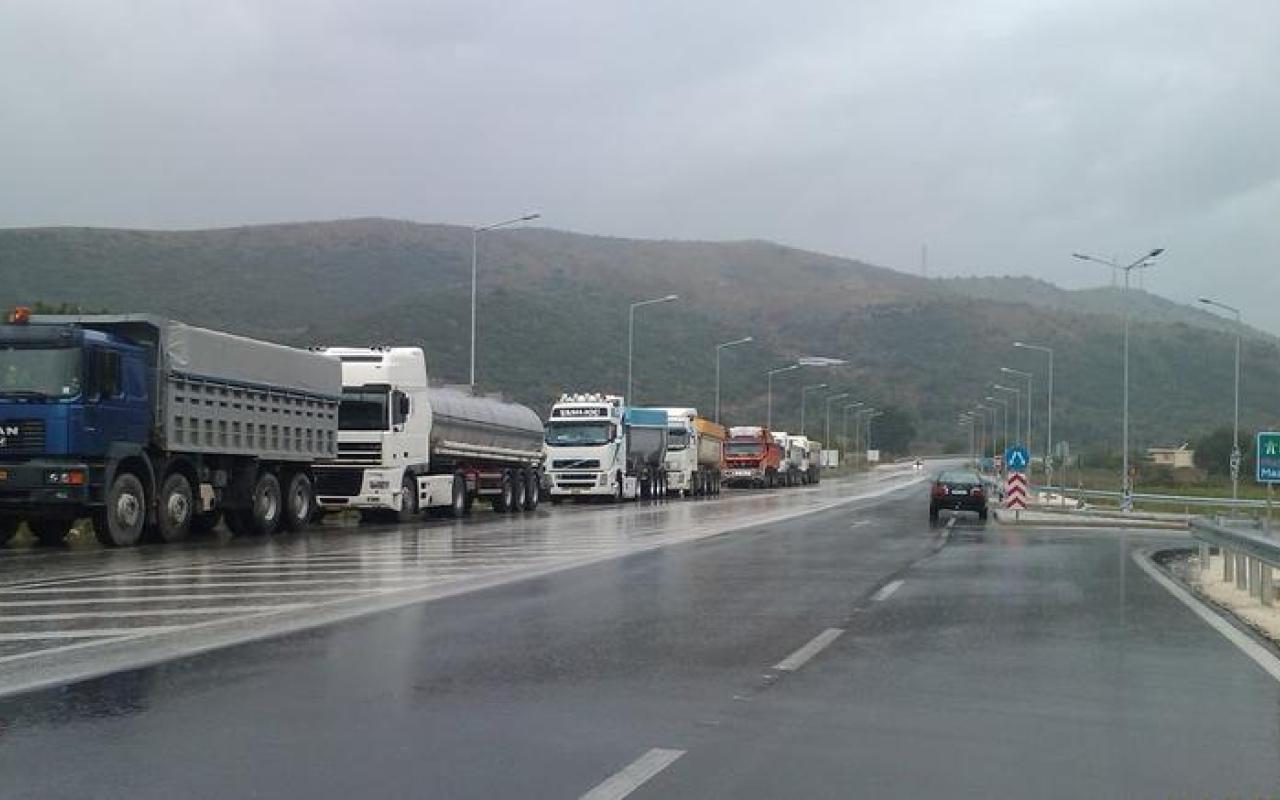Απαγόρευση κυκλοφορίας φορτηγών στην Εγνατία Οδό μετά τη νεροποντή