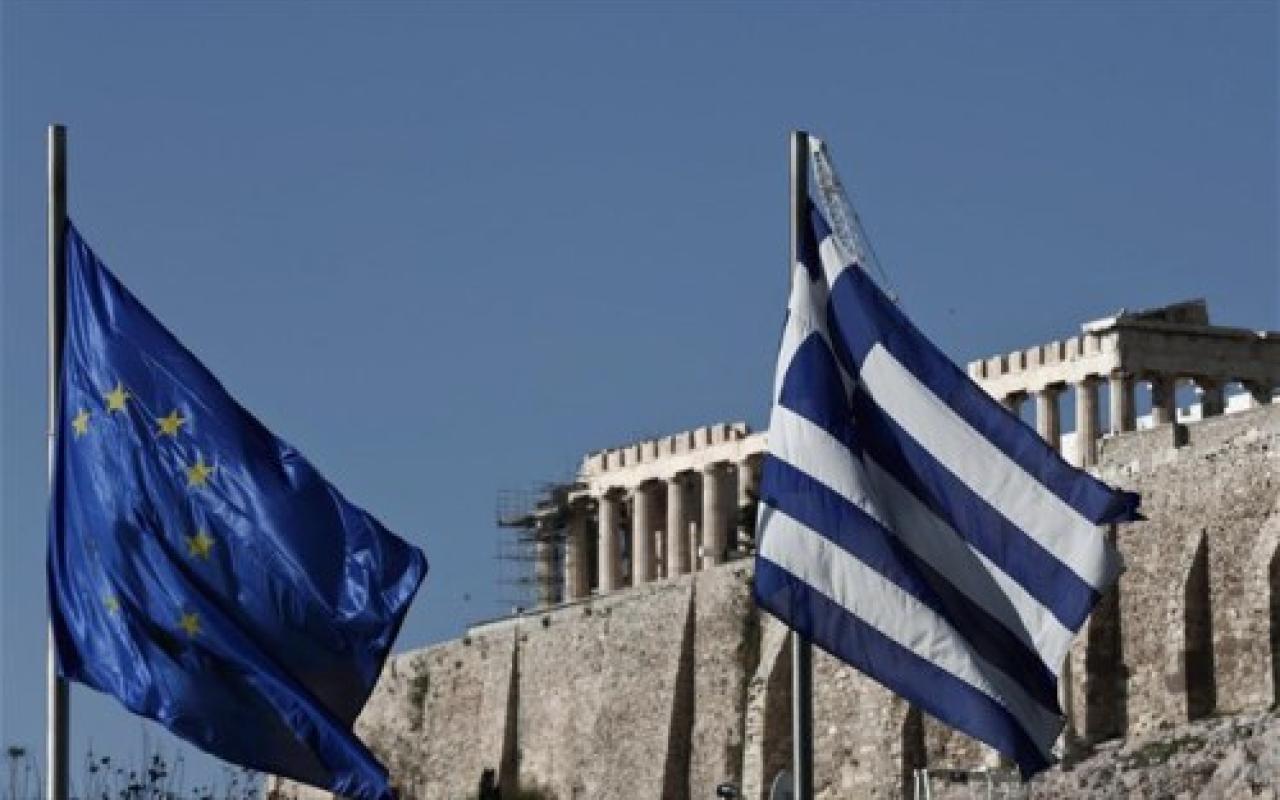 WSJ: «Η θέση της Ελλάδας στην ευρωζώνη τίθεται σε κίνδυνο»