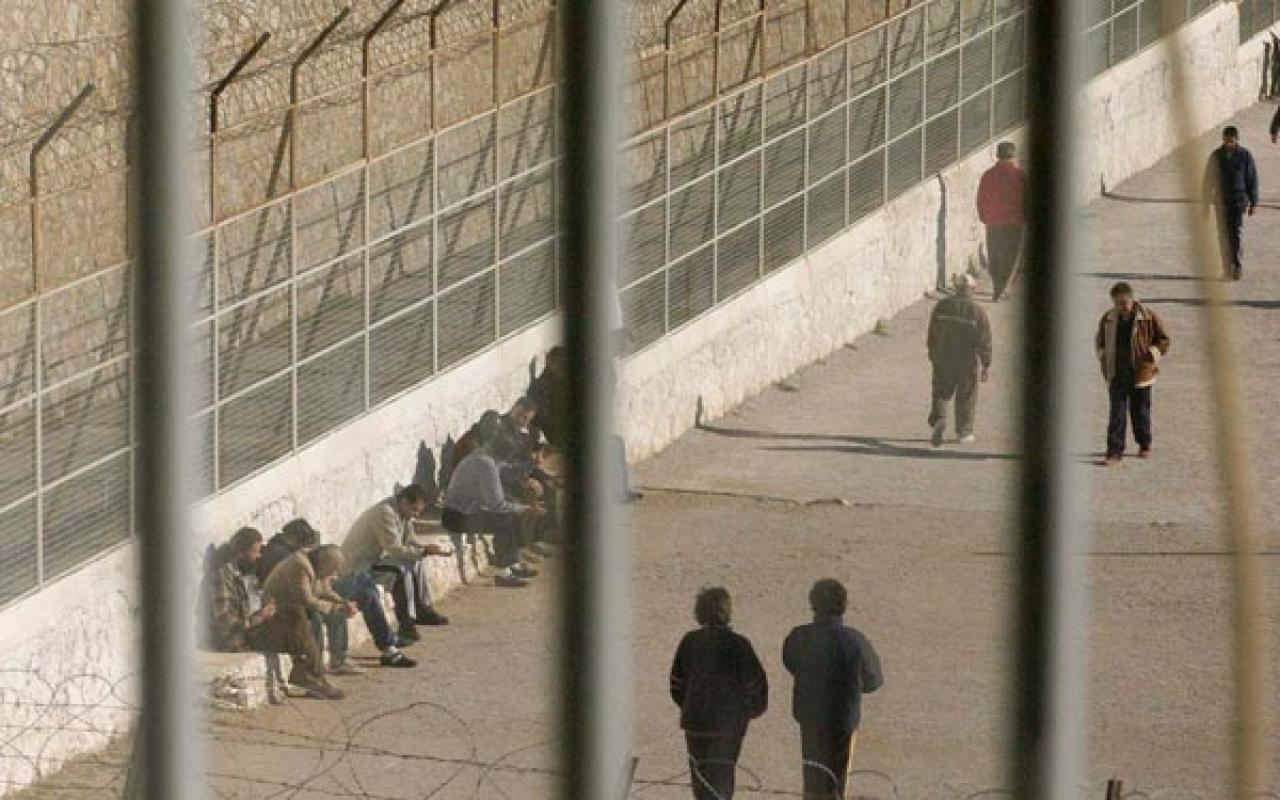 Η ακτινογραφία των ελληνικών φυλακών - Περισσότεροι οι κρατούμενοι για ληστείες και κλοπές