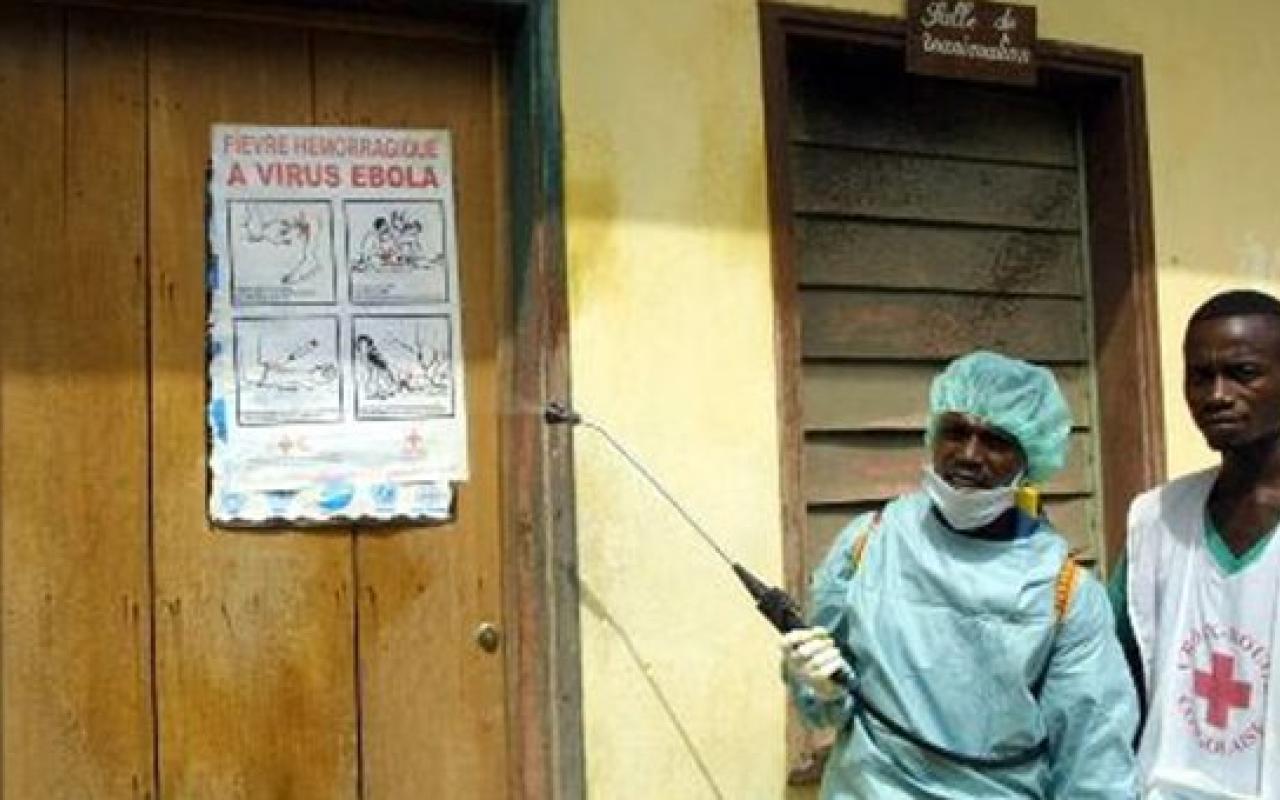 Πίσω στις ΗΠΑ ο γιατρός που προσβλήθηκε από τον ιό Έμπολα