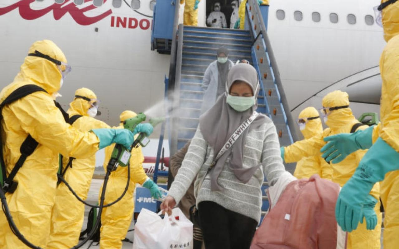 Αεροπορικές εταιρίες στην ινδονησία ψεκάζουν επιβάτες για τον κορονοϊό