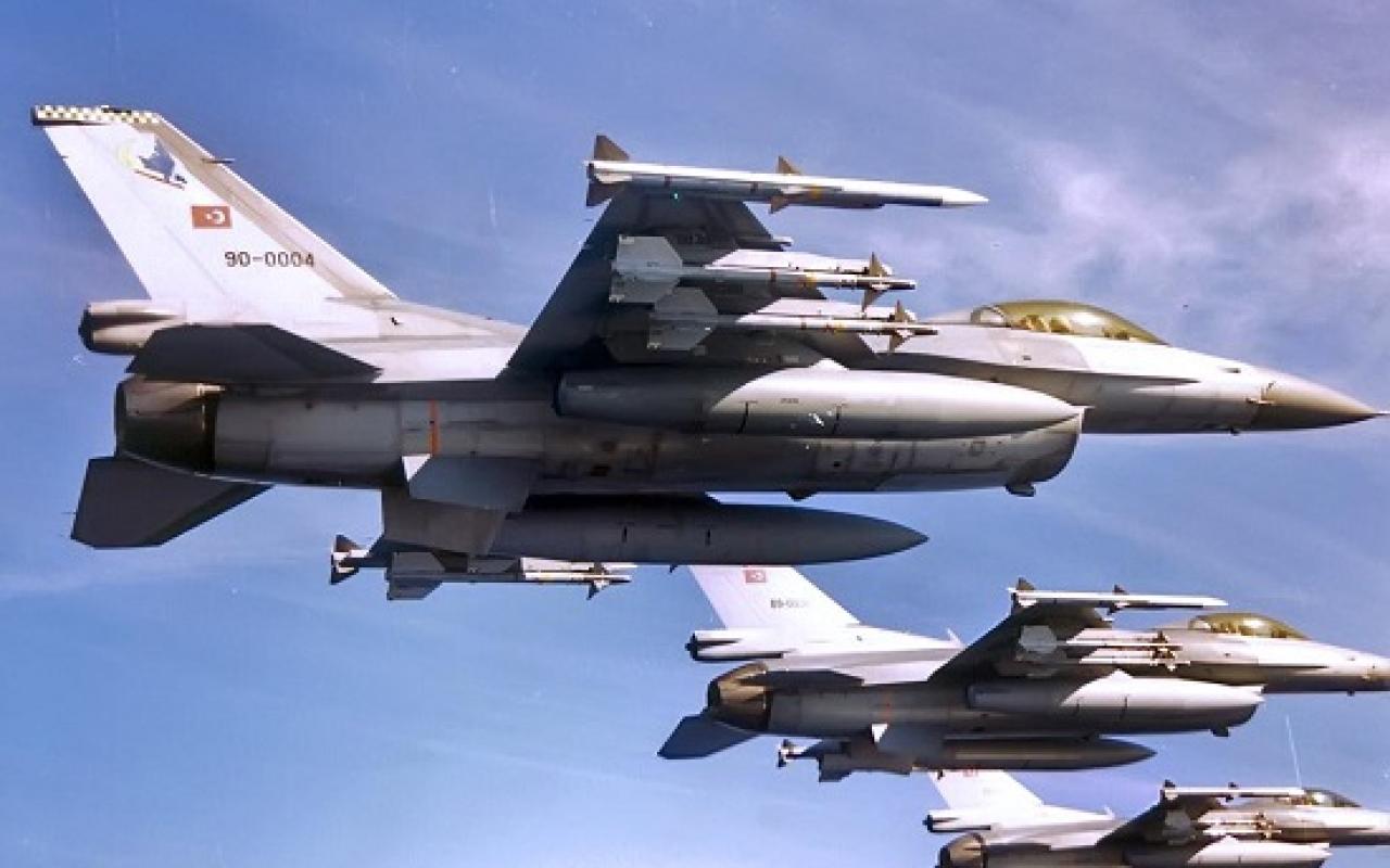 Το F-16 και ο Σμηναγός Γιώργος Ανδρουλάκης εντυπωσίασαν τους Ηρακλειώτες στην παραλιακή 