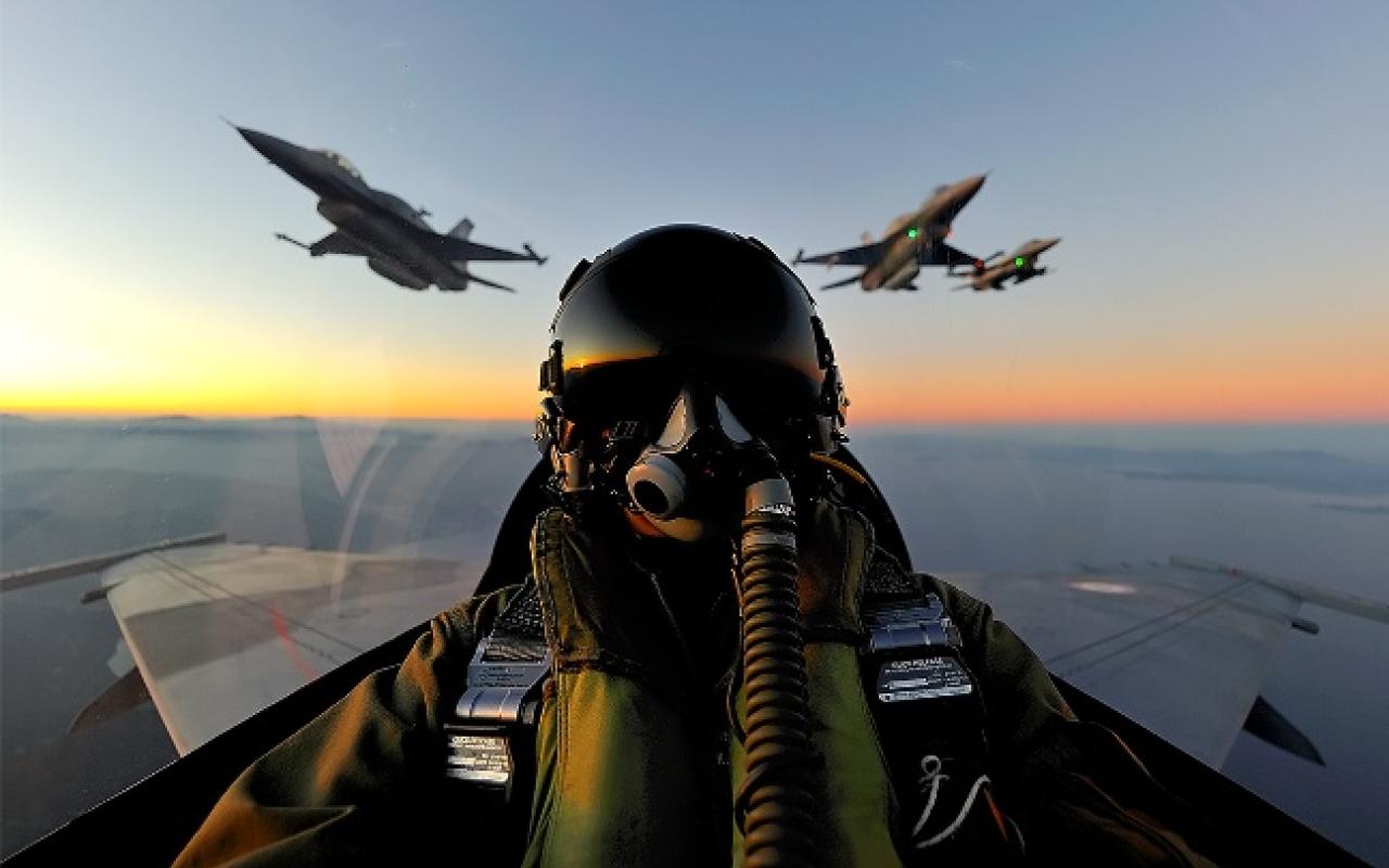 Παρολίγον τραγωδία: F-16 της πολεμικής αεροπορίας απέφυγε την τελευταία στιγμή πέντε αιωροπτεριστές