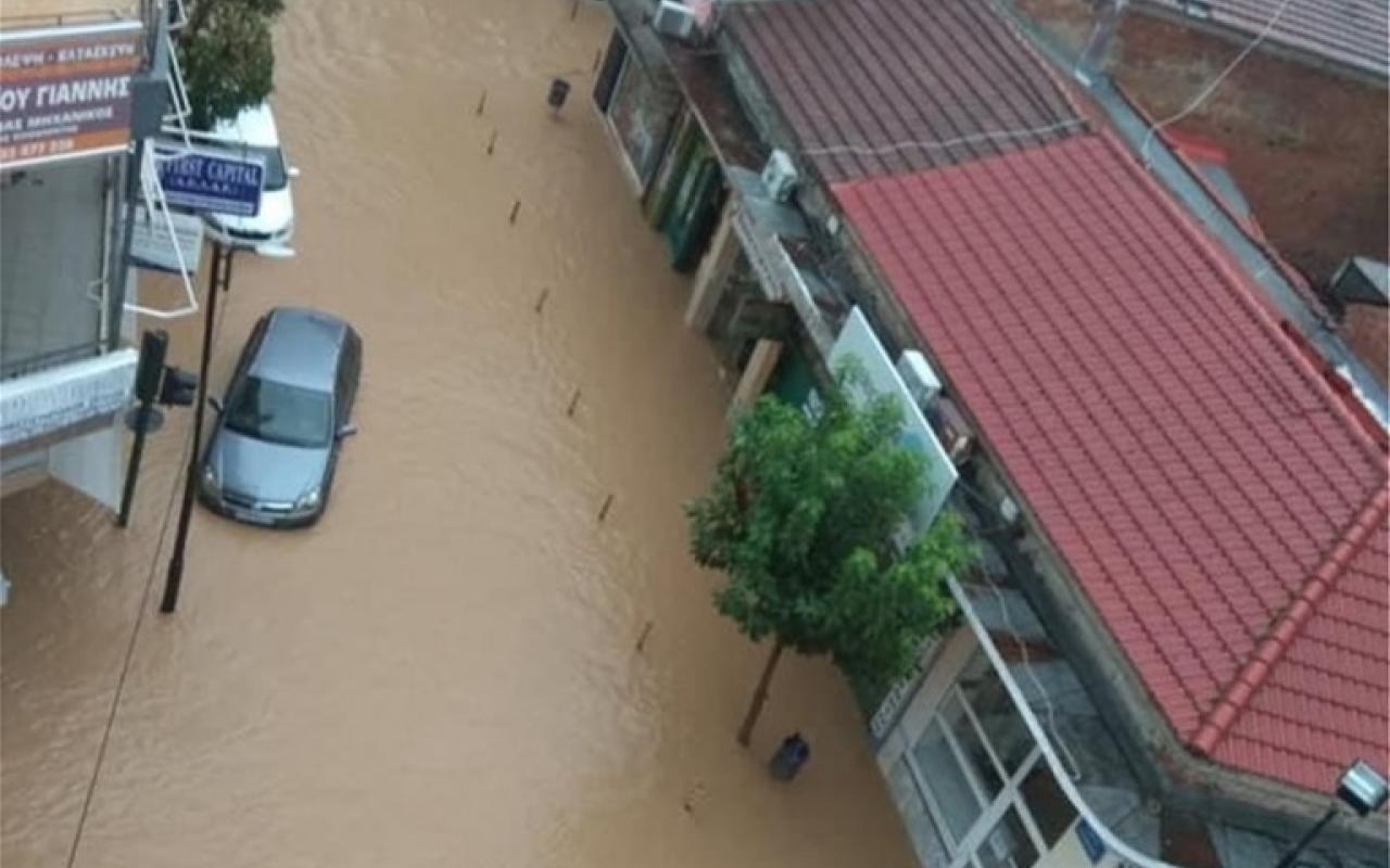 Ο κυκλώνας &quot;Ιανός&quot; μετέτρεψε τους δρόμους σε ποτάμια