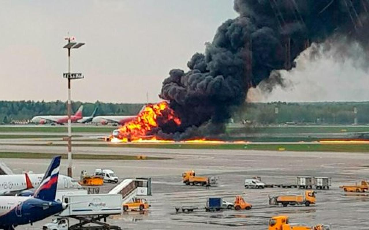 Ρωσία: Από κεραυνό χτυπήθηκε το αεροσκάφος που πραγματοποίησε αναγκαστική προσγείωση