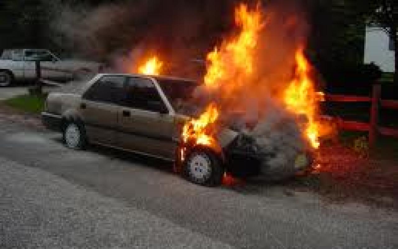 Στις φλόγες δυο αυτοκίνητα τα ξημερώματα στο Ηράκλειο