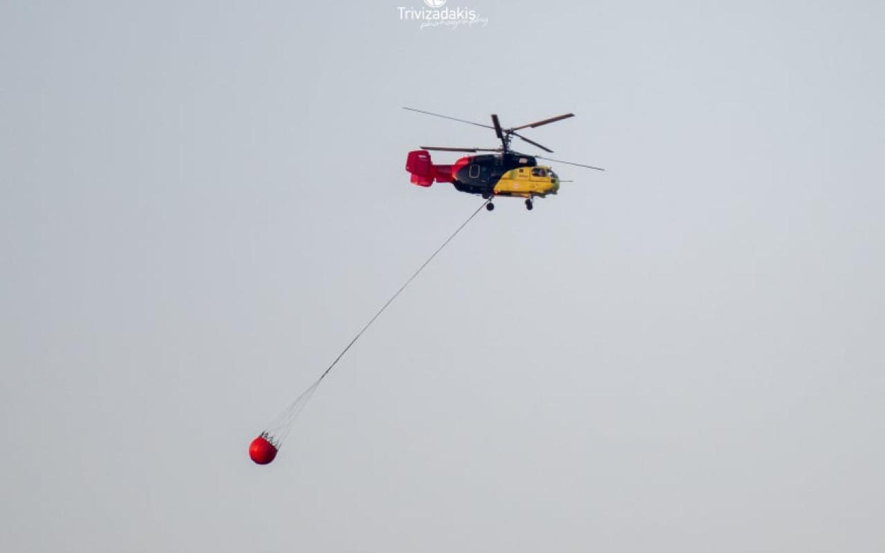 Το ελικόπτερο την ώρα που επιχειρούσε για τη φωτιά στο Γεράκι - Φωτογραφία Γιώργος Τριβυζαδάκης