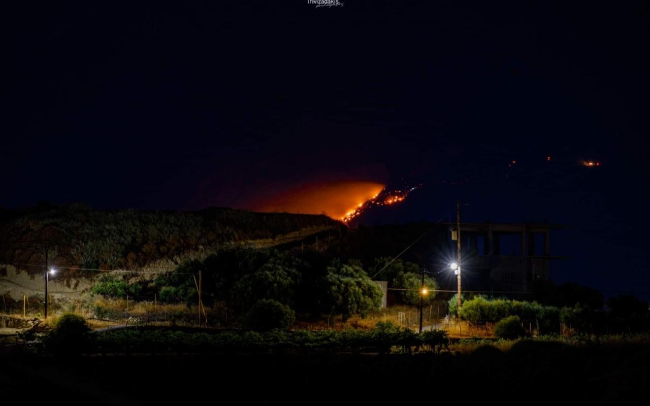 Φωτιά στις Ασίτες - Λήψη Γιώργου Τριβυζαδάκη από το Ηράκλειο