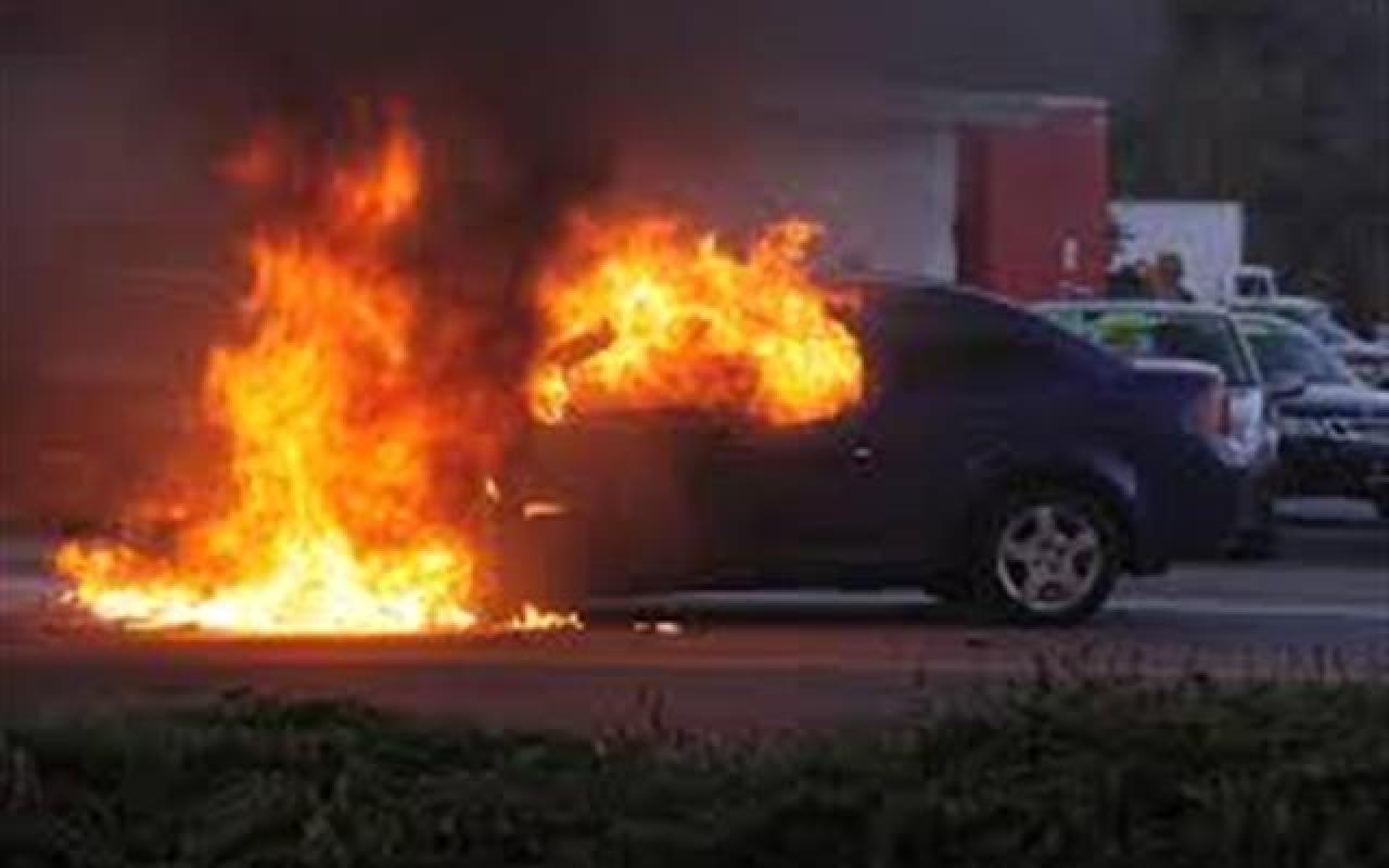 Αυτοκίνητο τυλίχθηκε στις φλόγες τη νύχτα στο Ηράκλειο