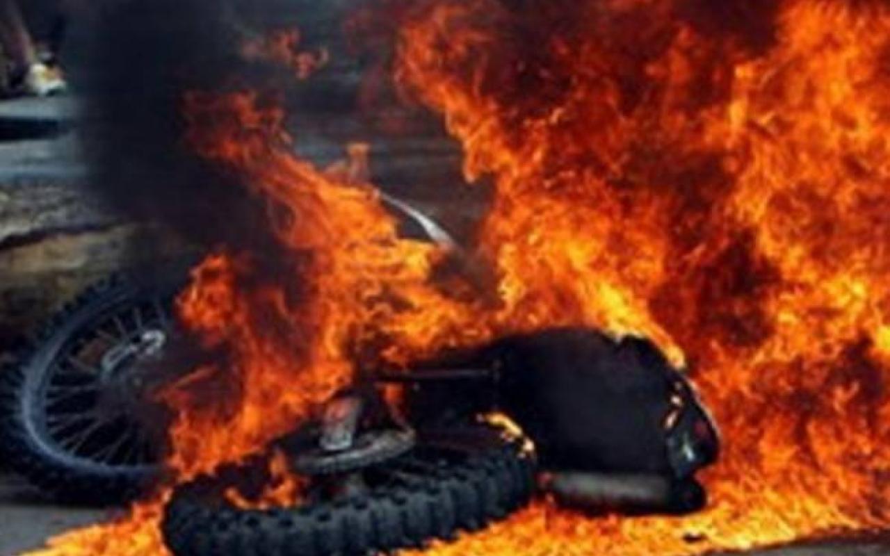 Φωτιά σε αυτοκίνητο και μοτοσυκλέτα τη νύχτα στο νομό Ηρακλείου