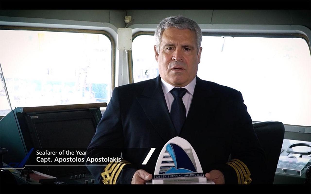 Ο κάπτεν Απ. Αποστολάκης έχοντας μόλις  παραλάβει  το  βραβείο του κορυφαίου &quot;Καπετάνιου της Χρονιάς&quot; για το 2020