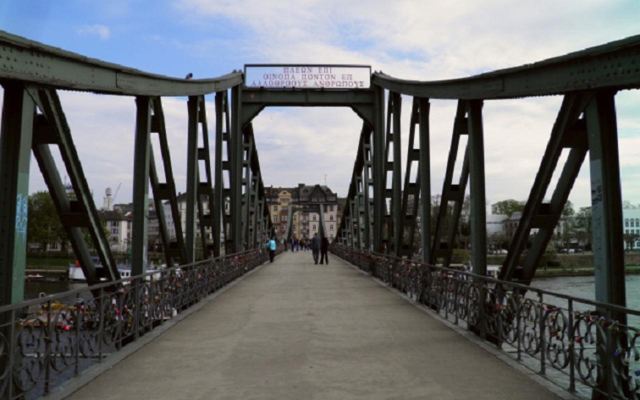 Η γέφυρα της Φρανκφούρτης με στίχους του Ομήρου