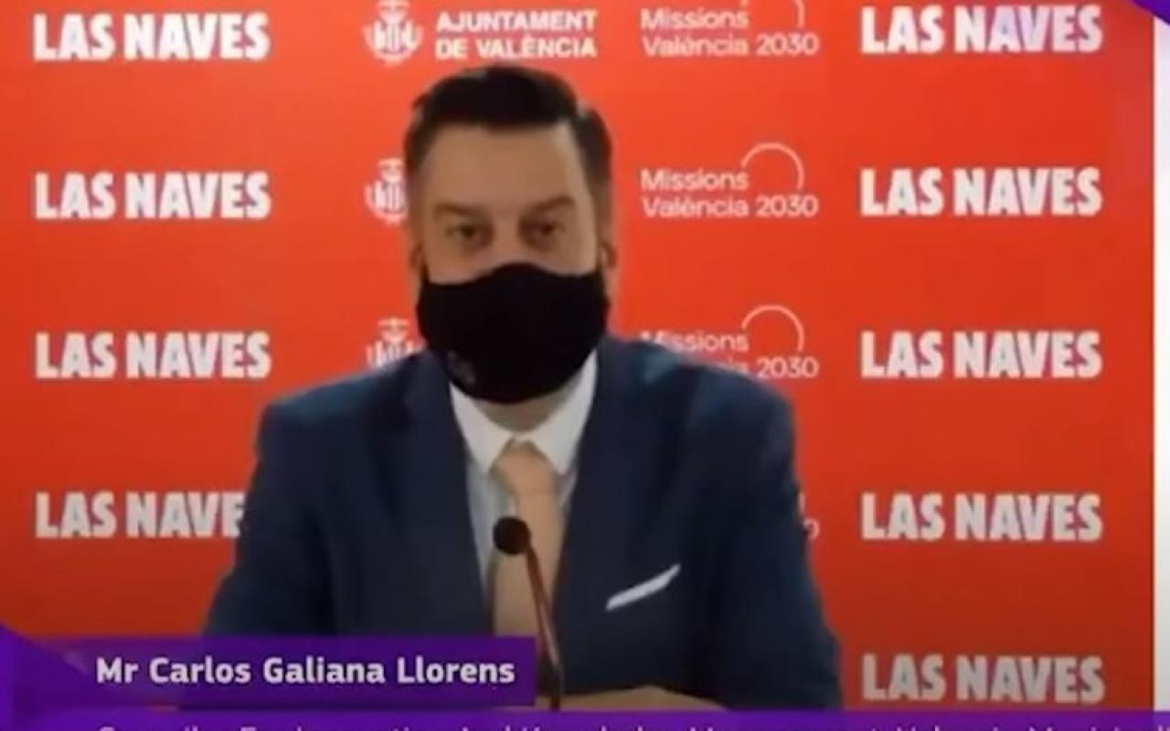 Αντιδήμαρχος κρύφτηκε πίσω από τη μάσκα για να μιλήσει Αγγλικά που δεν γνώριζε