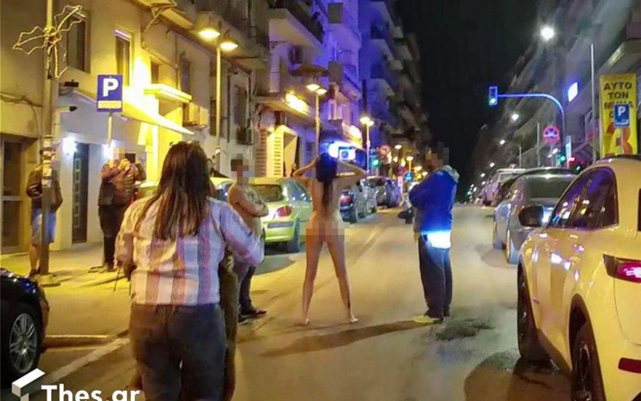 γυμνή γυναίκα σε κεντρικό δρόμο