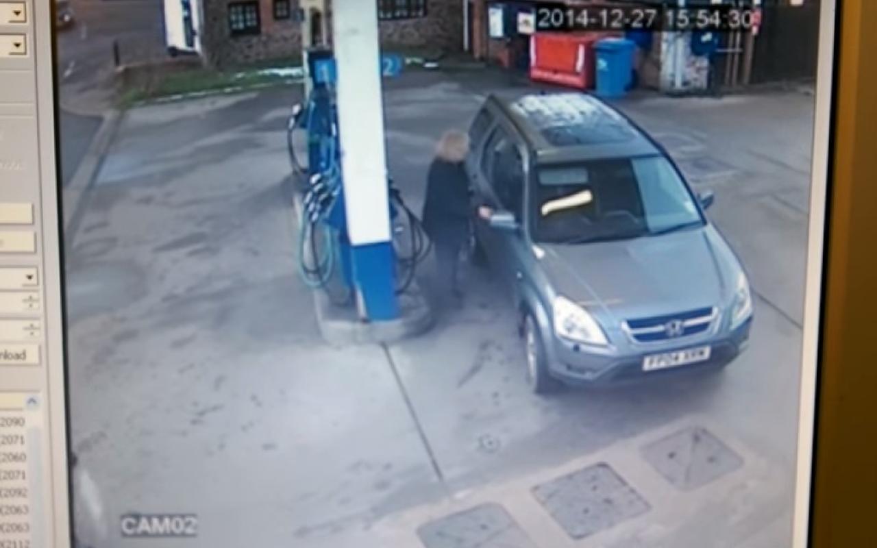 Όταν στο βενζινάδικο &quot;ξεχνάς&quot; που βρίσκεται το ρεζερβουάρ του αυτοκινήτου (βίντεο)