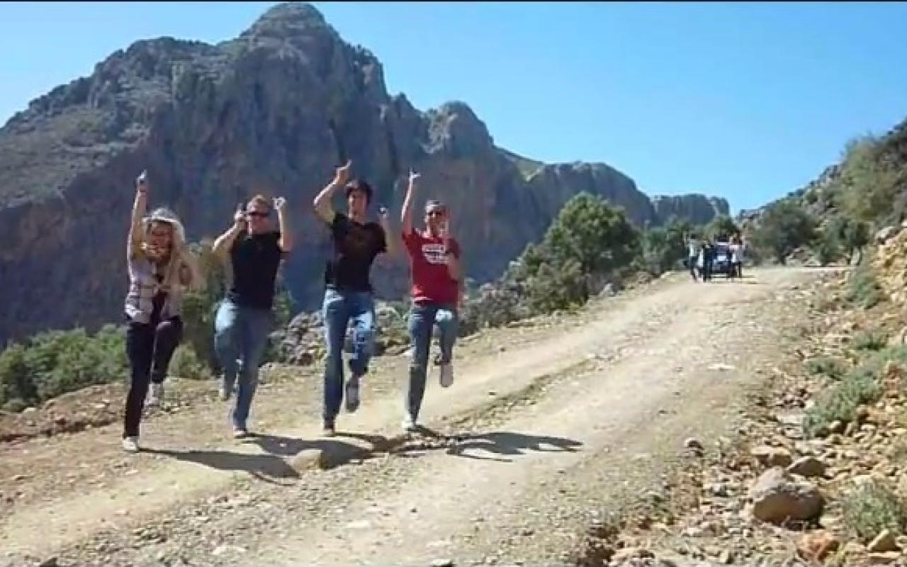Ξένοι φοιτητές γυρίζουν... χορεύοντας την Κρήτη! (βίντεο)