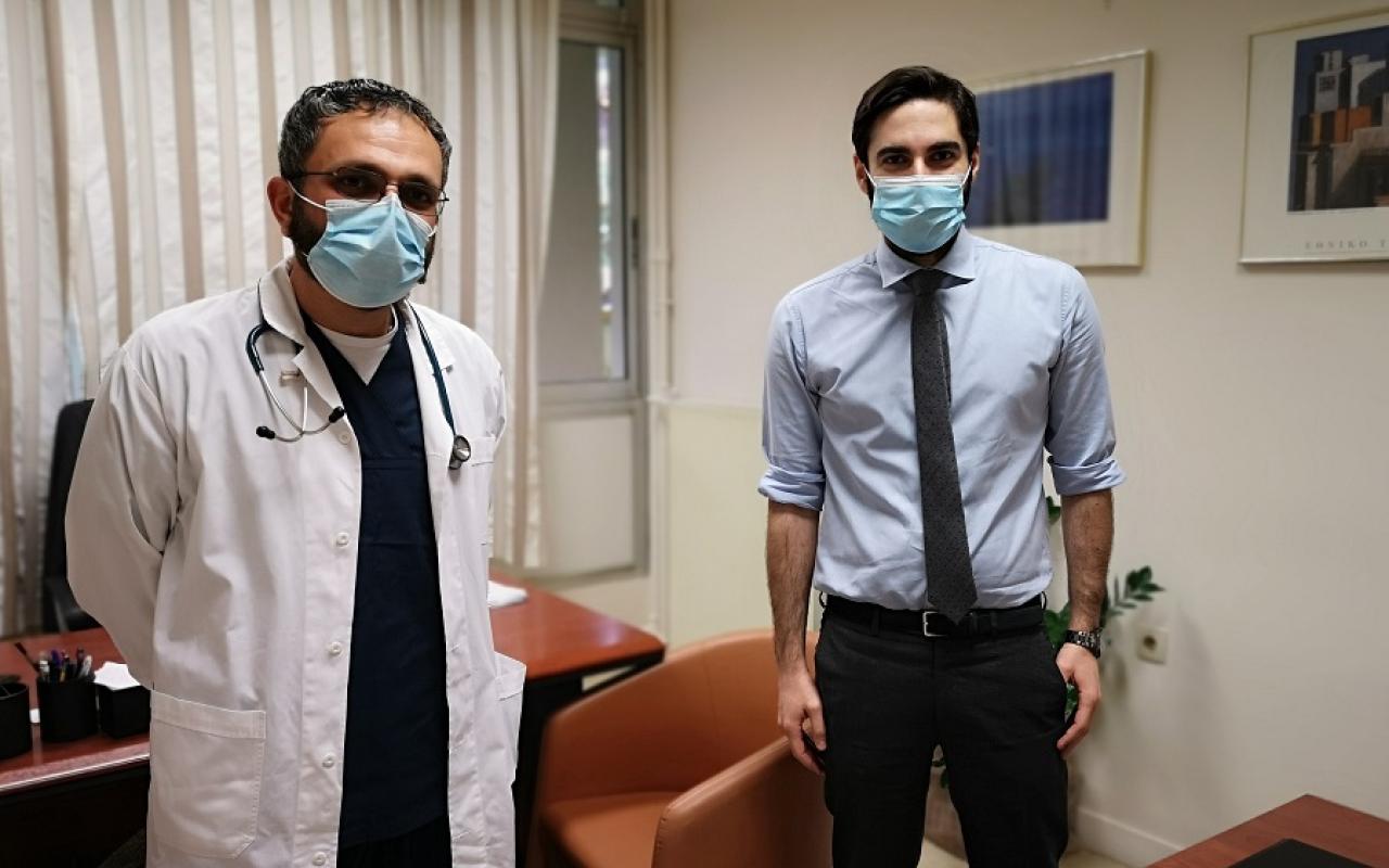 Στη φωτογραφία: Από αριστερά εμφανίζεται ο Αναισθησιολόγος κ. Χρονάκης Ιωάννης και από δεξιά ο Διοικητής του Νοσοκομείου κ. Μαρκάκης Ελευθέριος