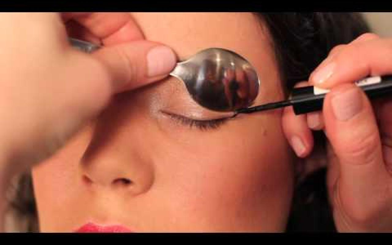 Δείτε πώς να φτιάξετε τη τέλεια γραμμή eyeliner με ένα κουτάλι!