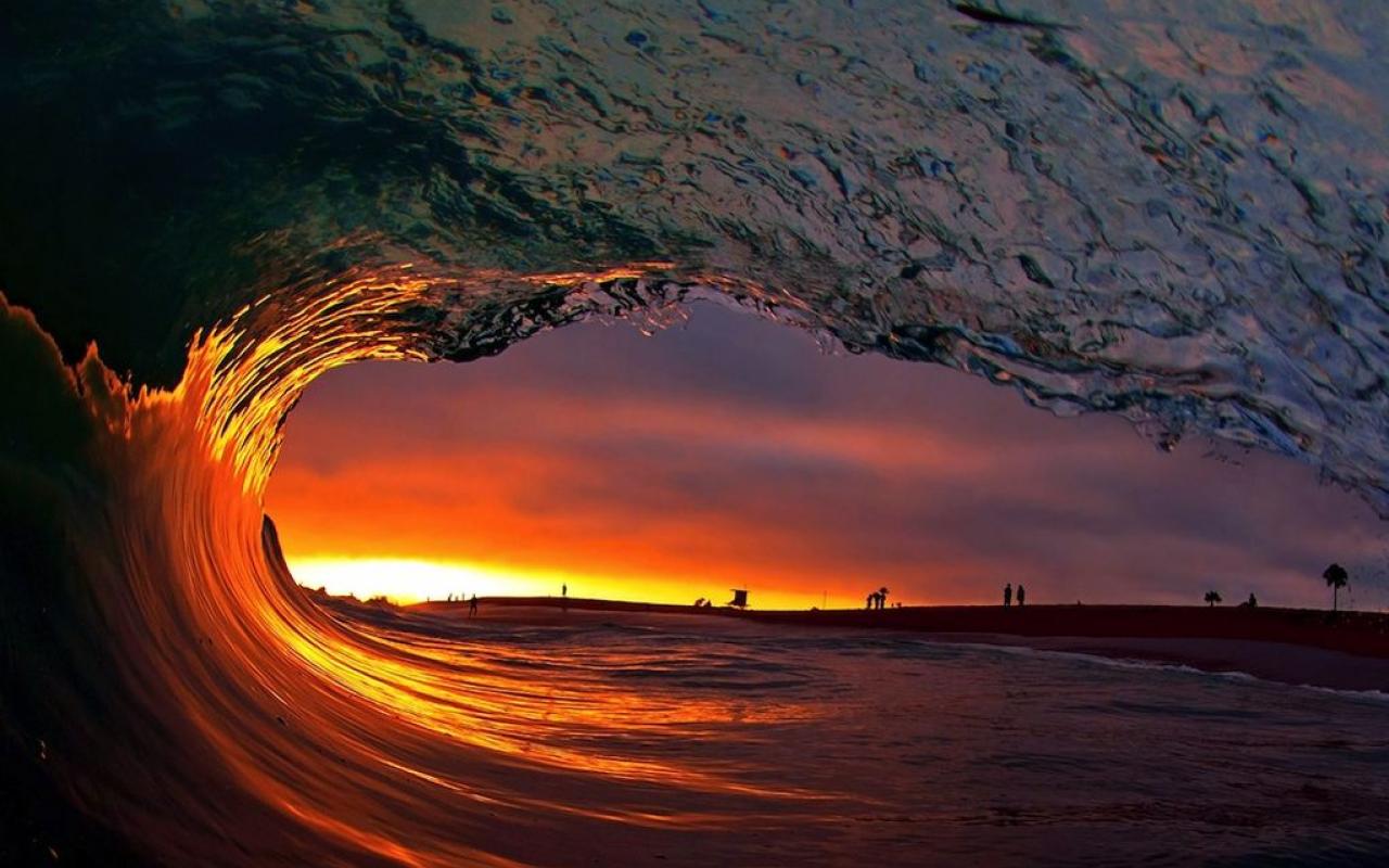 Εκπληκτικά ηλιοβασιλέματα… ακριβώς μέσα από τα κύματα!