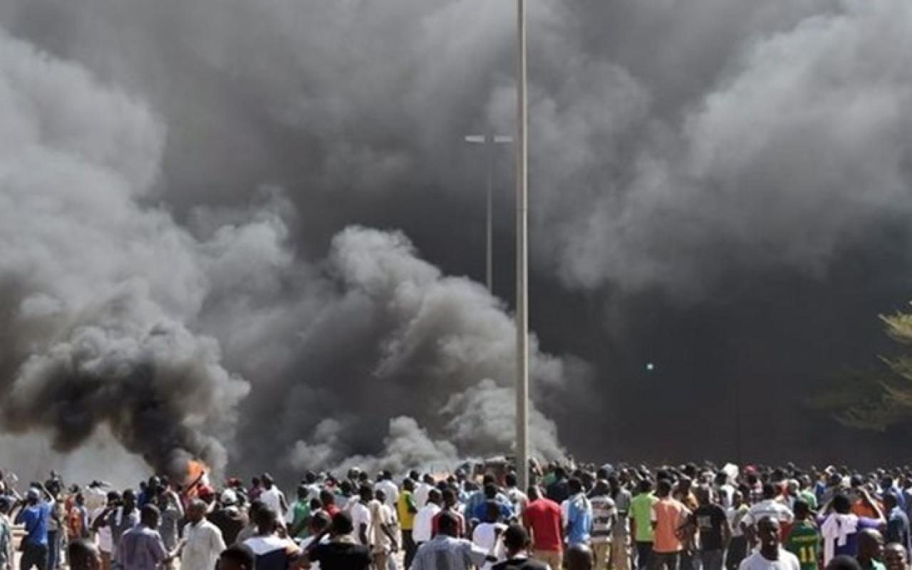 Εξέγερση στη Μπουρκίνα Φάσο - Πολίτες πυρπόλυσαν το κοινοβούλιο