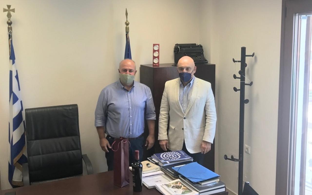 Συνάντηση του προέδρου του επιμελητηρίου Λασιθίου Θωμά Χαριτάκη με τον Πρέσβη της Γεωργίας στην Αθήνα David Dondua