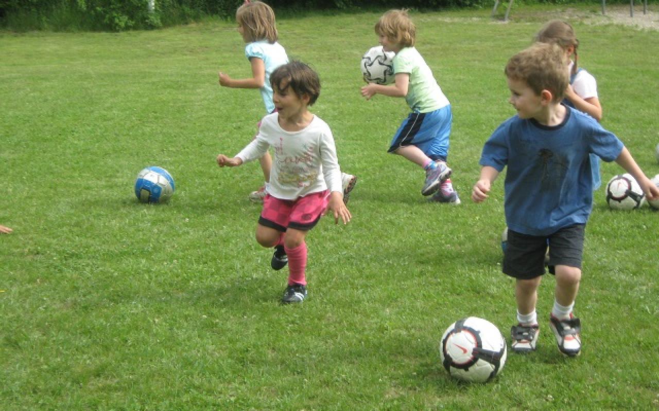 παιδιά παιχνίδι ποδόσφαιρο