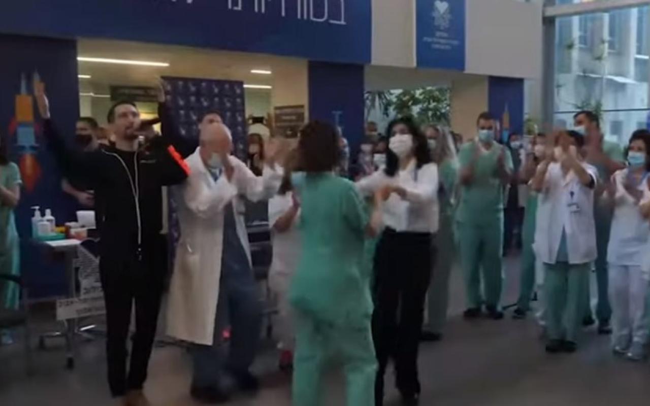 Κορωνοϊός - Ισραήλ: Με χορούς γιόρτασαν γιατροί την άφιξη του εμβολίου (βίντεο)