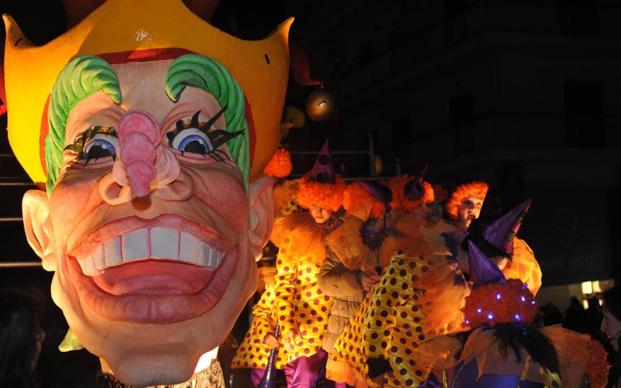 Το ΣΔΟΕ ψάχνει τους &quot;μασκαράδες&quot; ... στο Καρναβάλι της Πάτρας