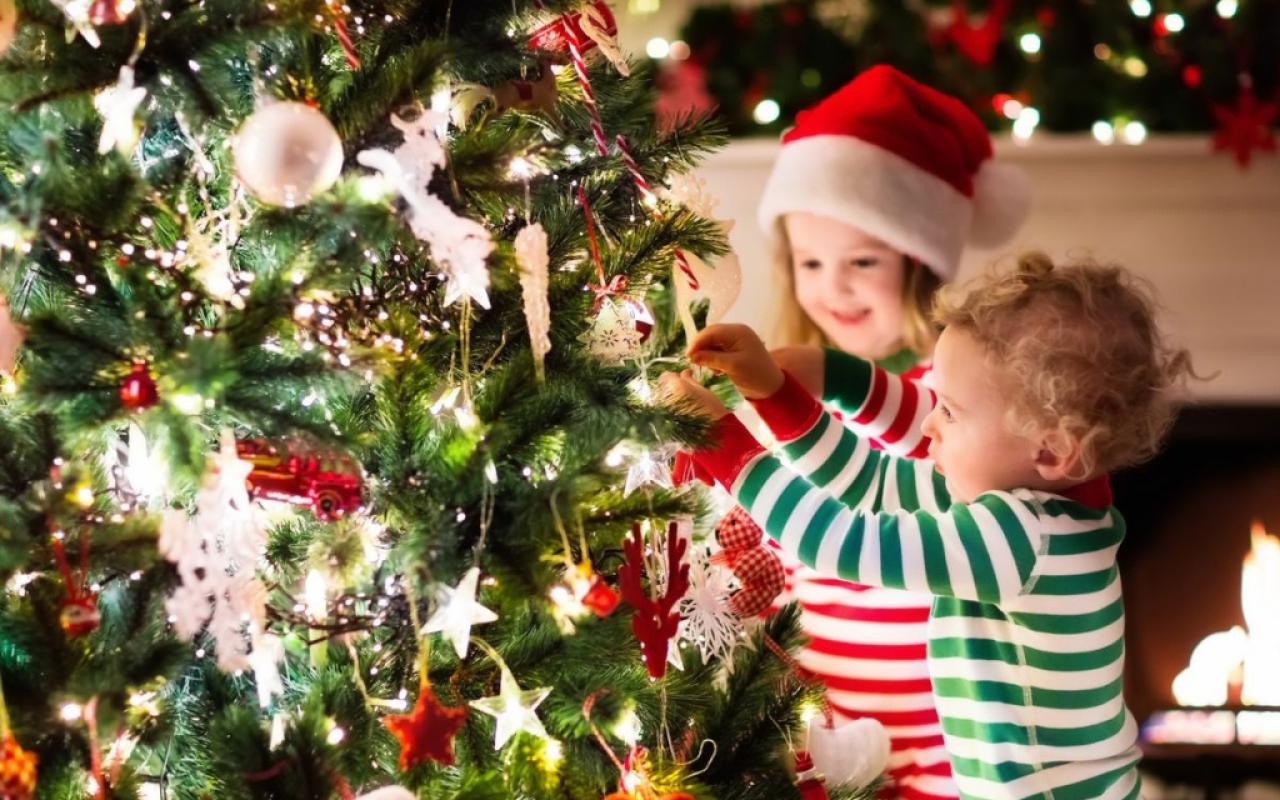 Η ιστορία του χριστουγεννιάτικου δέντρου -  Φαγητό και ρούχα τα πρώτα στολίδια.jpg