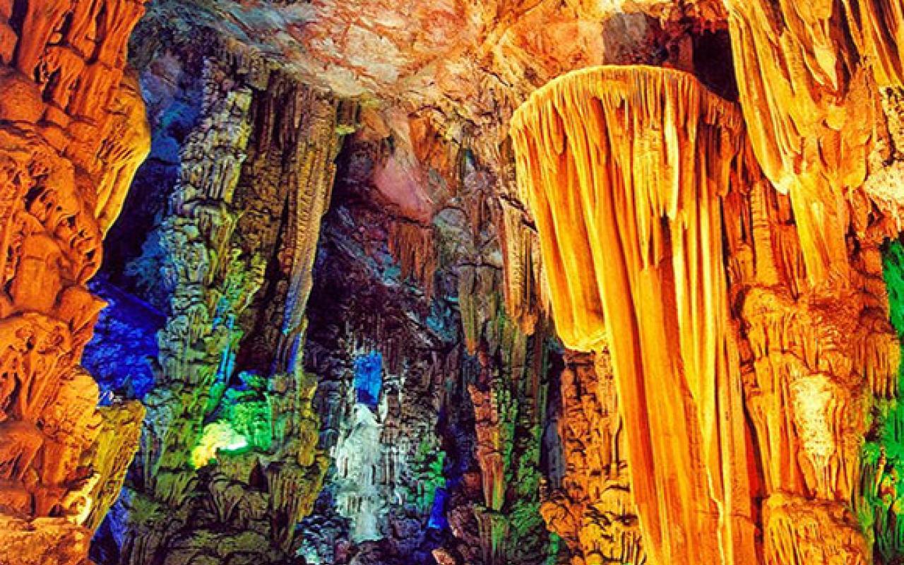 Το σπήλαιο με τα χρώματα του ουράνιου τόξου!