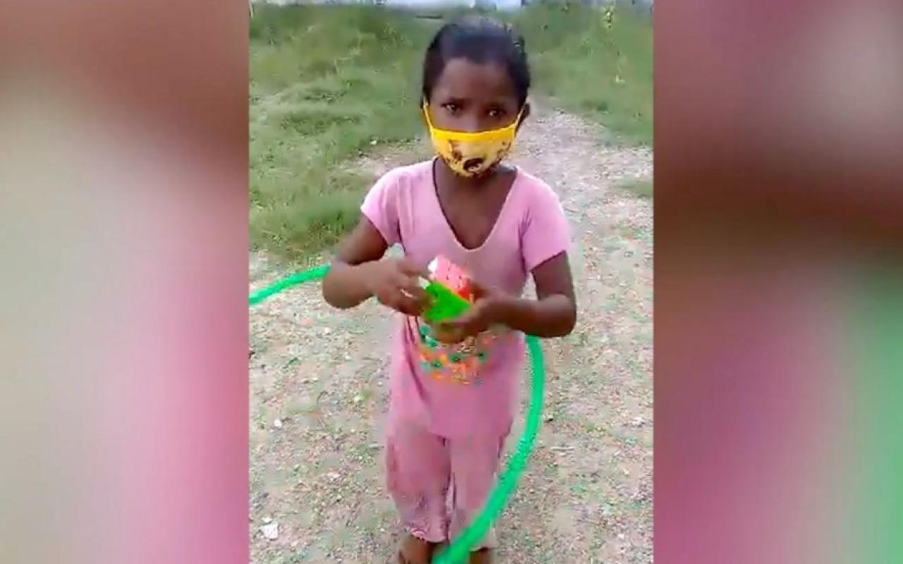κοριτσακι, Ινδία, κύβος Ρούμπικ, χούλα χουπ