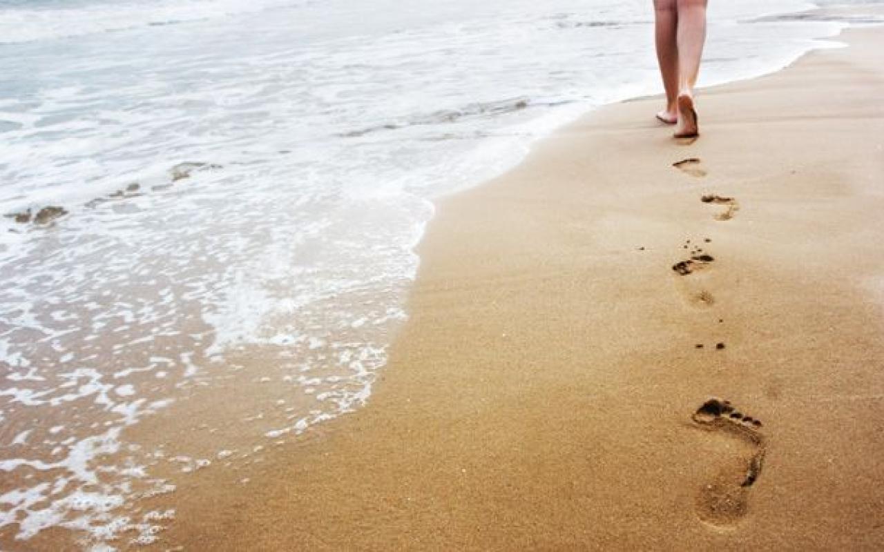 Τα οφέλη που έχει να περπατάς ξυπόλητη στην άμμο
