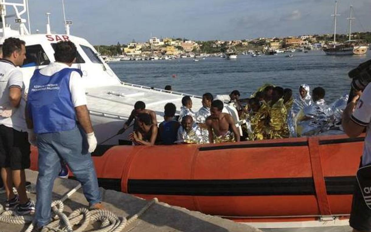 Περισσότεροι από χίλιοι μετανάστες διασώθηκαν στα ανοικτά της Λαμπεντούζα