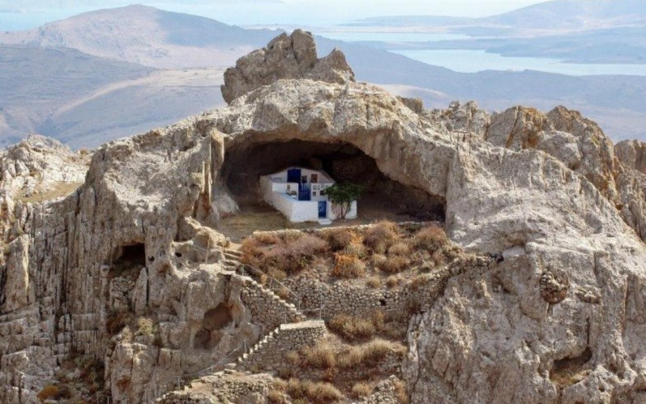 Η πιο περίεργη εκκλησία του κόσμου βρίσκεται στην Ελλάδα.jpg