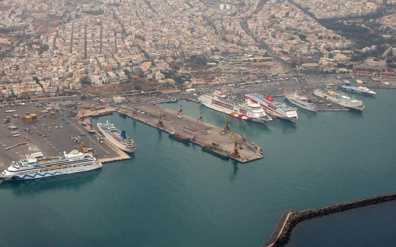 Φεύγουν τα καράβια από και προς το λιμάνι του Ηρακλείου