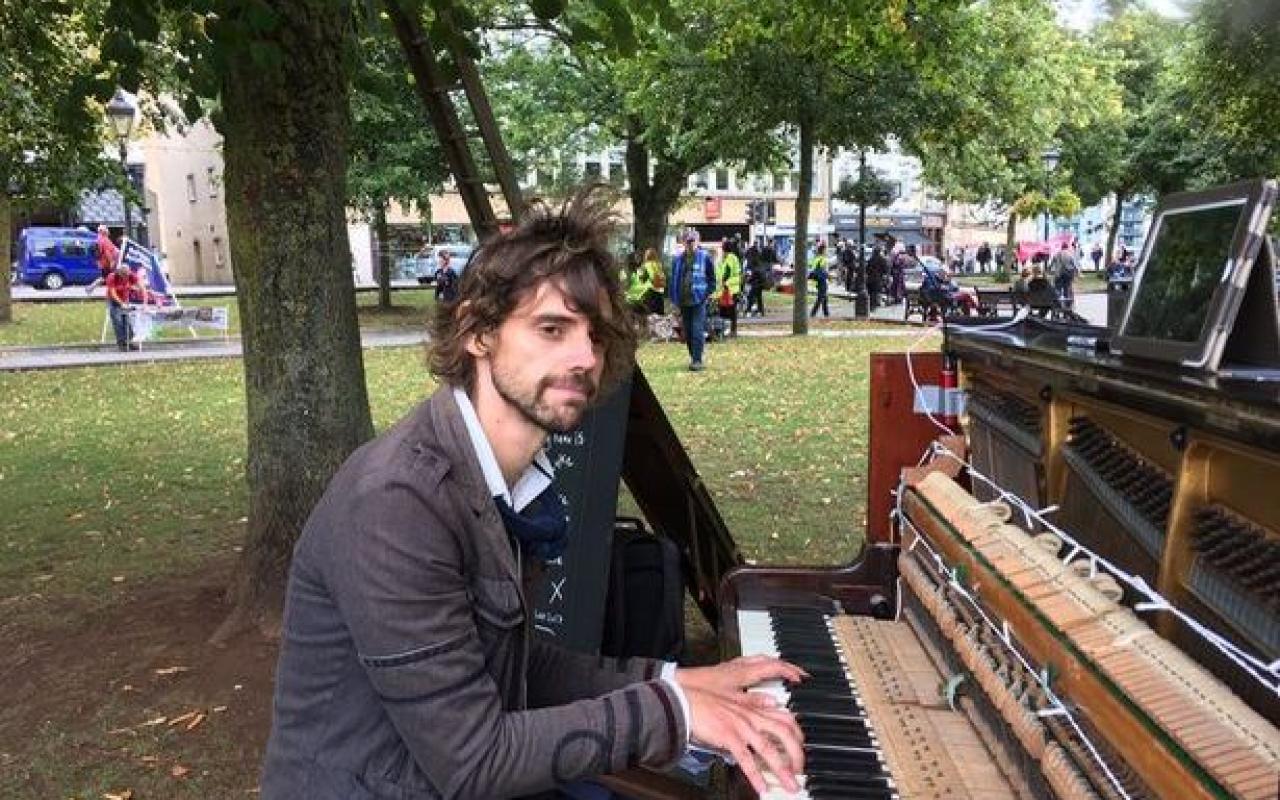 luke-howard-is-playing-piano-on-college-green-to-try-and-win-back-his-ex-girlfriend.jpg