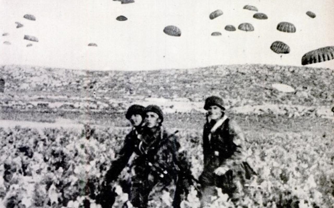 Γερμανοί αλεξιπτωτιστές κατά την διάρκεια των μαχών στην περιοχή του Καρτερού Ηρακλείου.