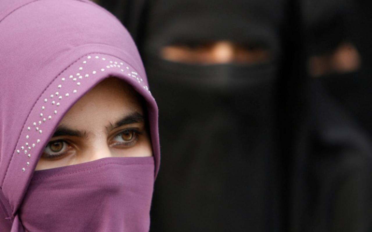 Απαγορεύτηκε η ισλαμική μαντίλα στη Γαλλία