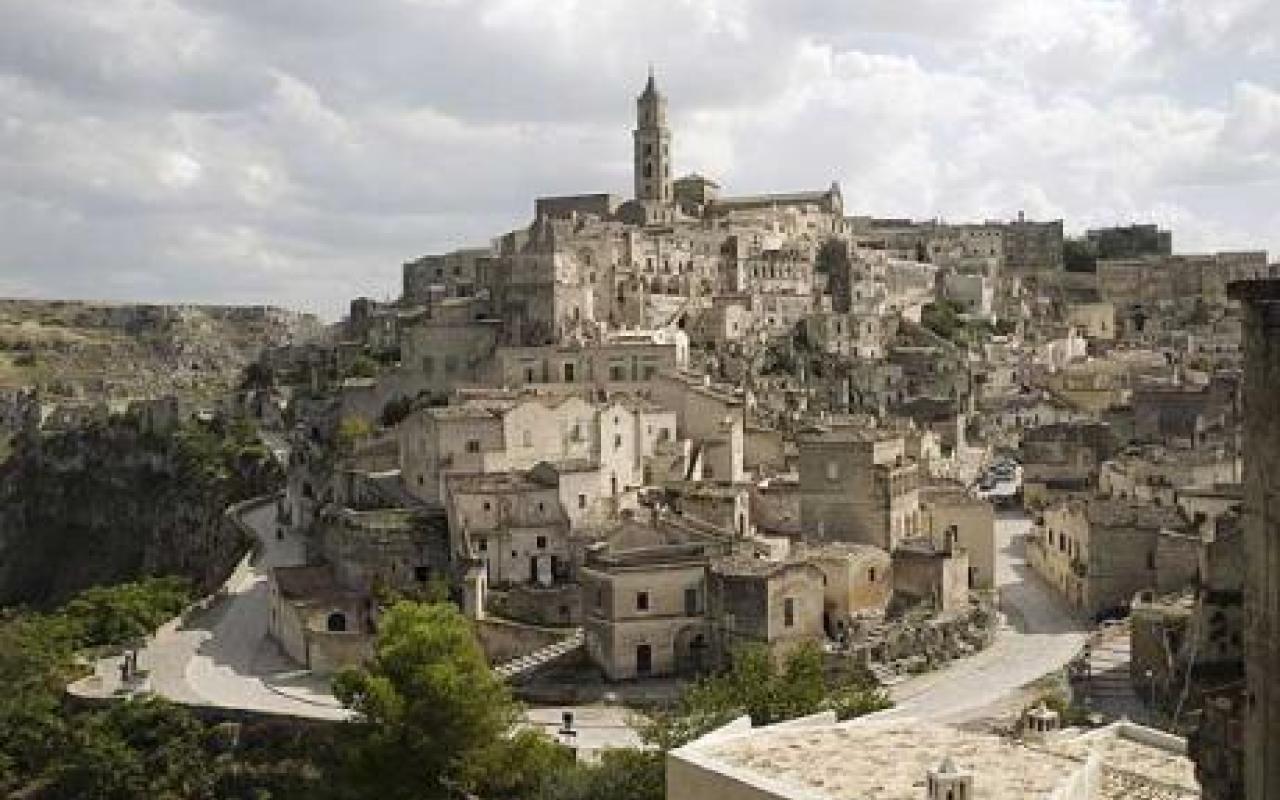 Κατάρρευση τριώροφης πολυκατοικίας στην Ιταλία