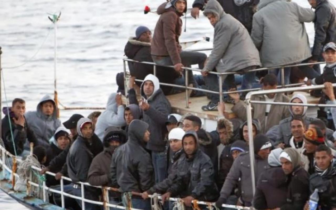 Ακυβέρνητο σκάφος με 200 μετανάστες δυτικά της Πύλου