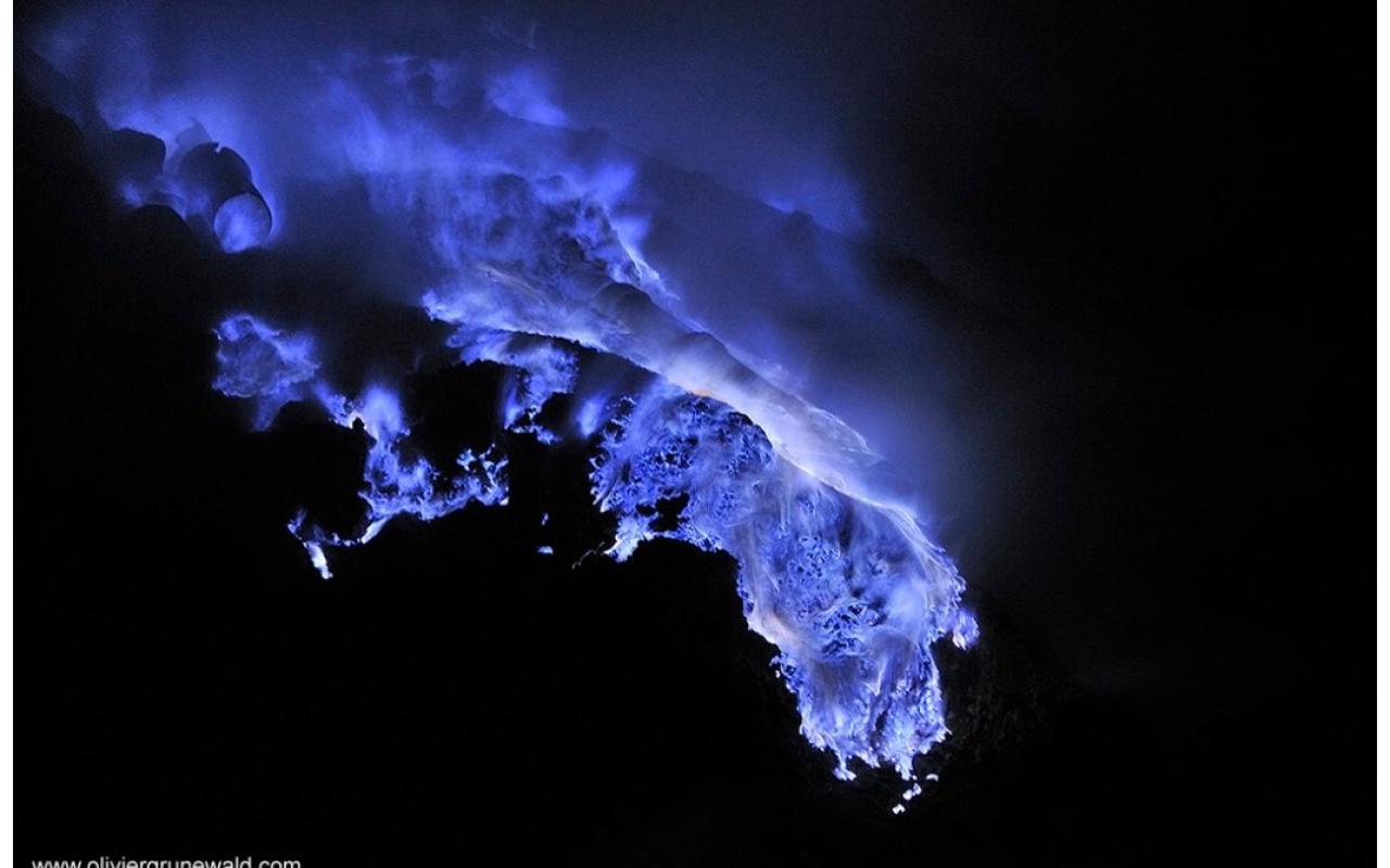 Περίεργο φαινόμενο: Μπλε φλόγες σε ηφαίστειο της Ινδονησίας.