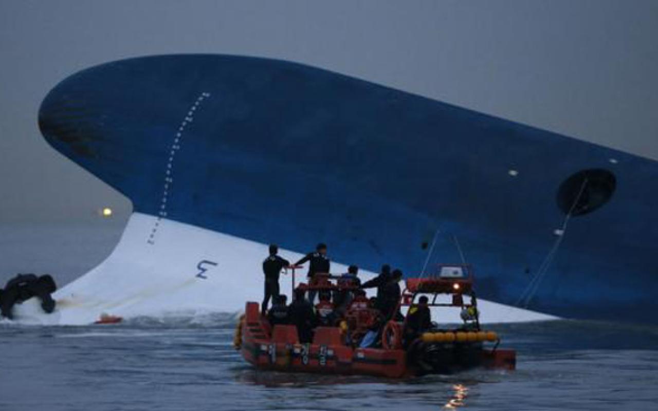 Νότια Κορέα: Οι δύτες περισυνέλεξαν τα πρώτα πτώματα μέσα από το βυθισμένο πλοίο 