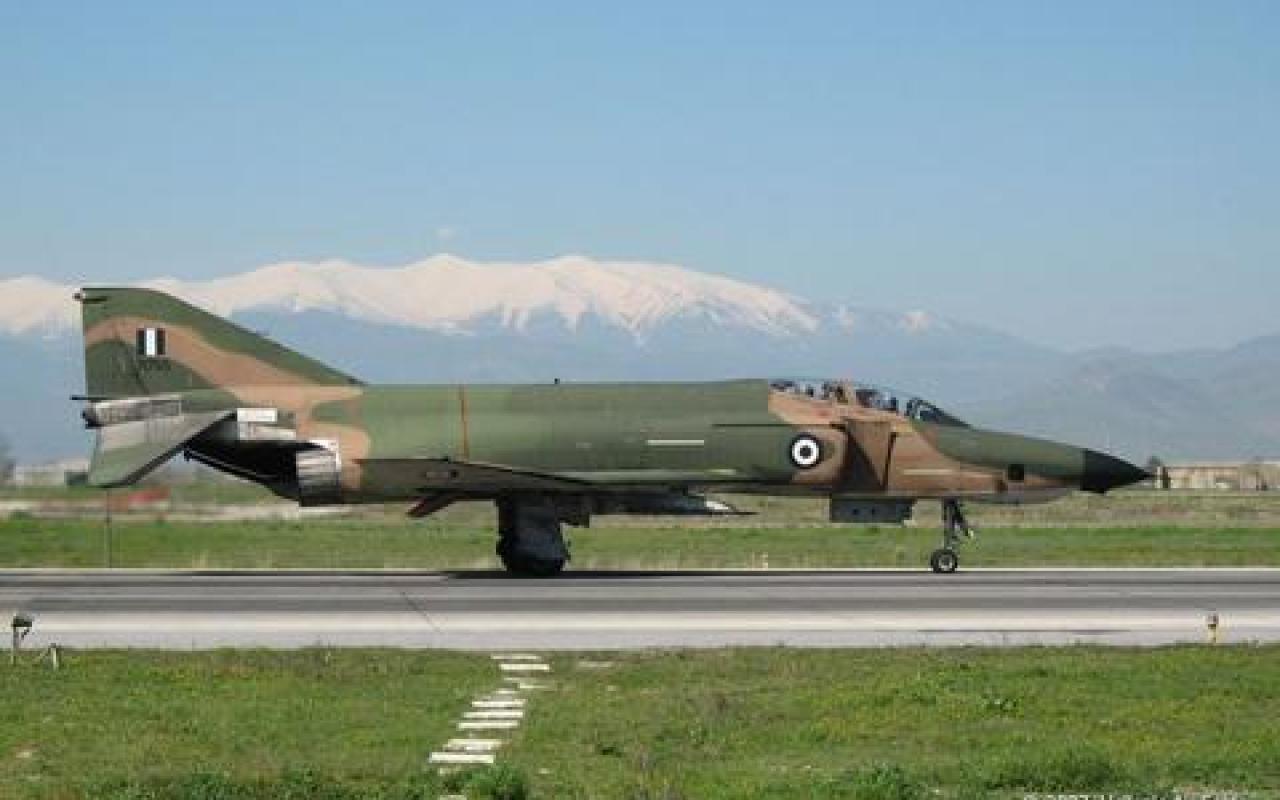 Βλάβη στο σύστημα πέδησης παρουσίασε αεροσκάφος RF-4E