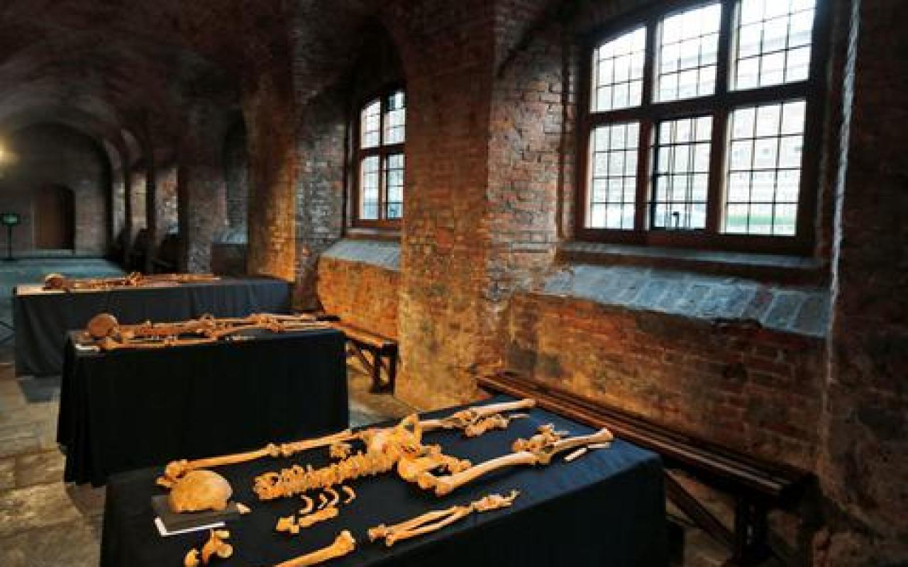 Χώρο ταφής των χιλιάδων θυμάτων της πανούκλας πριν 660 χρόνια ανακάλυψαν στην Αγγλία
