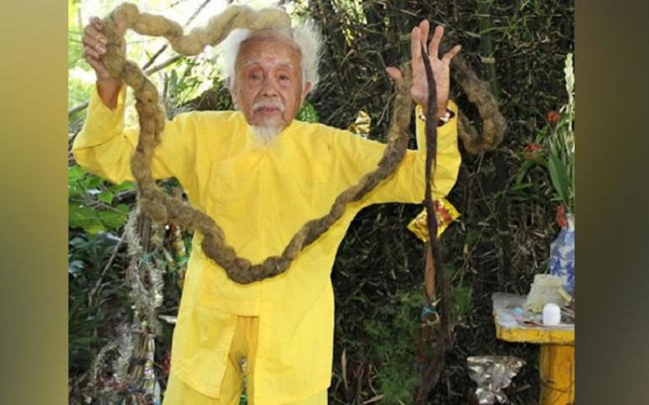 Ο 92χρονος από το Βιετνάμ έχει να κόψει και να λούσει τα μαλλιά του εδώ και οκτώ δεκαετίες! / Φωτογραφία: riauonline.co.id