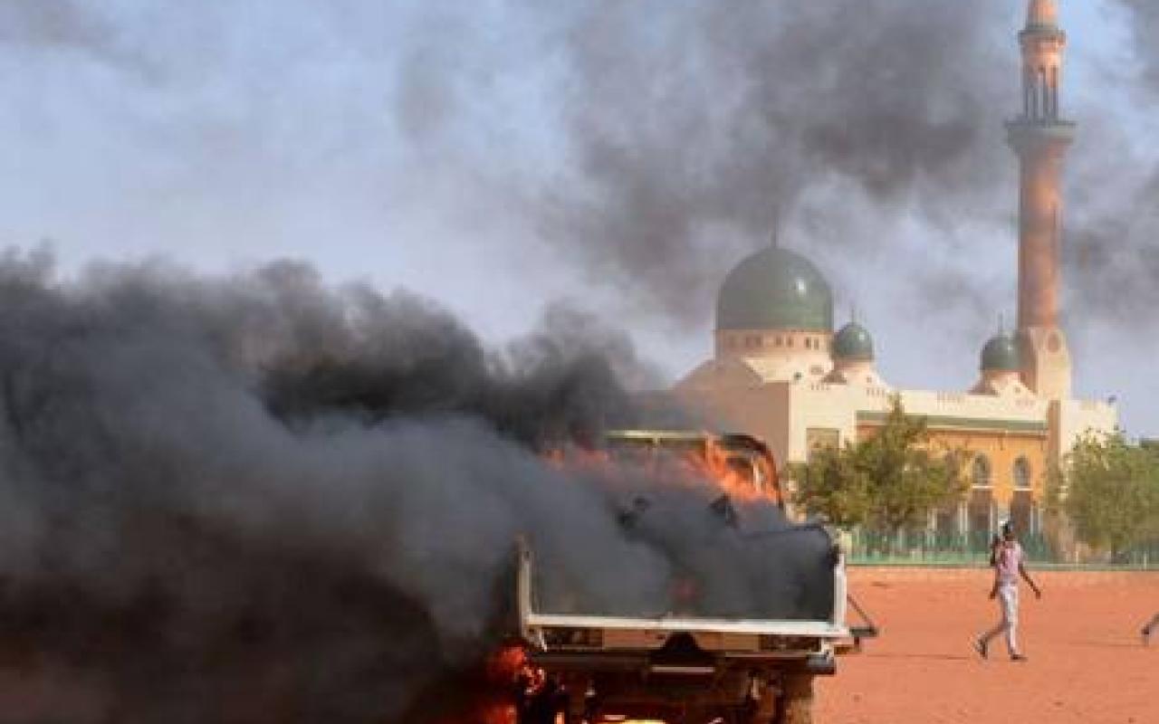 Πυρπολήθηκαν 45 εκκλησίες στο Νίγηρα για τα σκίτσα του Μωάμεθ